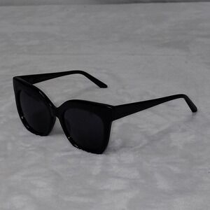 GAP Suzie Oversized Cat Eye Sunglasses Black Plastic Frame Dark Lenses